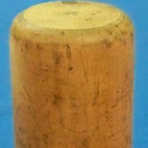 Wooden round case with 4 drill bits