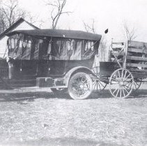 Automobile Pulling Cattle Trailer with Bull