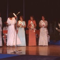 1979 Hutch Water Carnival/Connie Piehl crowns 1979 Queen Lisa Beytien