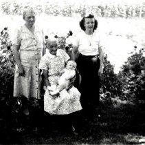 Four generations: Mifek/Sobola/Nelson, 1943