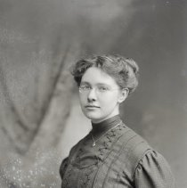 Ella Ewald or her sister, 1910