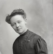 Ella Ewald or her sister, 1910