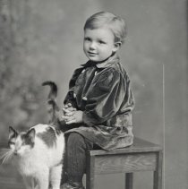 Graupmann boy with cat, 1910