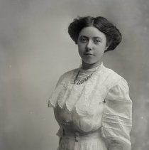 Iva Holsman, 1910