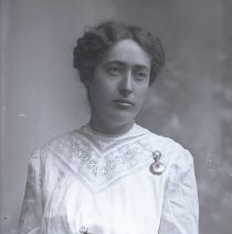 Dora Peik, 1910
