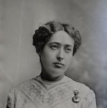 Dora Peik, 1910