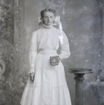 Daughter of F. Voight, confirmation, 1910