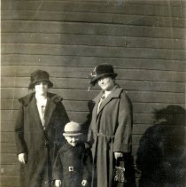 Olga Zipf, Darrell Zipf, Anna Schramm, 1924