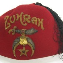 MMaroon felt Zuhrah Shrine fez with black tassel