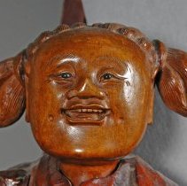 Smiling face of the attendant figure to the right of Li
