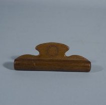 Wooden levelling tool for the grain scale