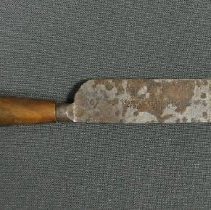 Close up top side view of (d)