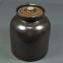 Front view with jar and lid (a and b)