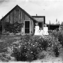 Vi Beulah and Esther at Miser's house, Solon