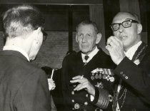 Fra venstre:Kgl. Bygningsinspektør, arkitekt Nils Koppel, Kong Frederik den