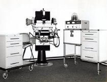 med fotografier af apparat mærket AMT, 1977, Danmarks Tekniske Højskole