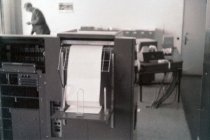 af GIER-maskinstue i Bygning 327, samt et foto af en RC4000 formodentlig placeret i Bygning 343