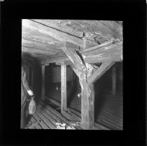 Knust træsøjle fra modsat side.