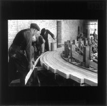 Arbejdere, bøjer planker