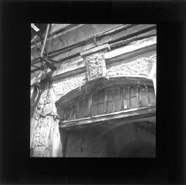 Drypsten under en portbue