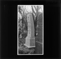 Marmorgravesten der er krum 1200