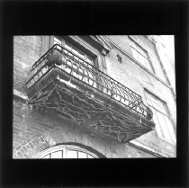 Altan med betonbund, kalkudfældning pga. vand