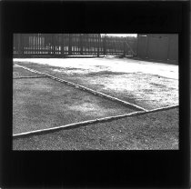 Løftede blystrimler på tennisbane