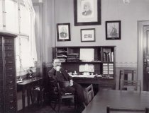 Inspektør M.C. Harding på sit kontor