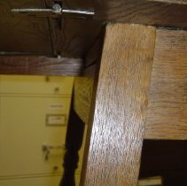 Leaf support of drop-leaf table