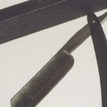 Single edge razor with box