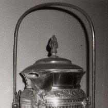 Presentation tilting pitcher