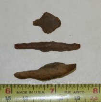 Small arrowheads and flake flints and flint chips