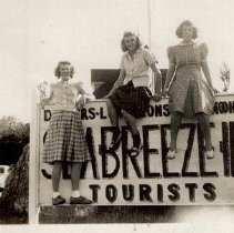 Three girls on the Seabreeze Inn sign