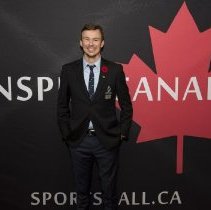 Inductee Simon Whitfield poses for a photo on the red carpet