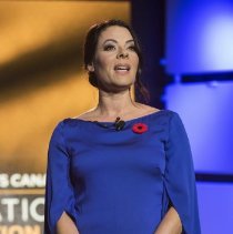 MC Tara Slone speaking onstage during 2017 induction ceremony