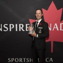 Inductee Mike Weir posing on the red carpet