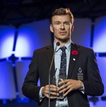 Inductee Simon Whitfield speaking onstage at 2017 induction ceremony