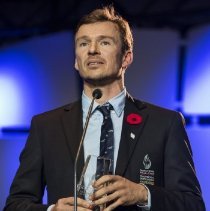 Inductee Simon Whitfield speaking onstage at the 2017 induction ceremony