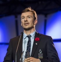 Inductee Simon Whitfield speaking at the 2017 induction ceremony