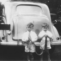 Robert Hillmer and Robert Heilig as children with tennis rackets