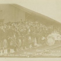 Crowd waiting at Depot to welcome Old Boys & Girls to Lucknow, postcard