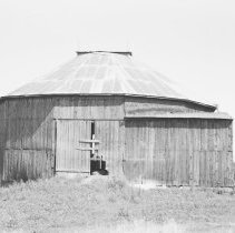 K67-26-23 - Octagonal barn near Sowerby