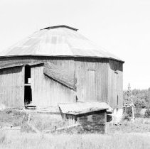 K67-26-24 - Octagonal barn near Sowerby