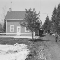 K-71-01-27 - William Minke House at Auction Sale, Sullivan Township