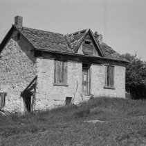 K-68-17-11 Stone Cottage on Lot 24, Con. VI, Arran Township, June 4, 1968