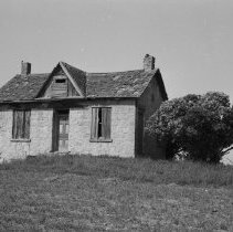 K-68-17-12 Stone Cottage on Lot 24, Con. VI, Arran Township, June 4, 1968