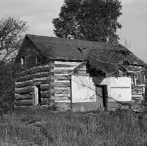 K-68-17-23 Log House on Lot 7, Con. III, Sydenham Township, June 5, 1968