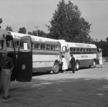 K-63-08-30 Bus trip to Tobermory, stop at Handicraft House north of Wiarton