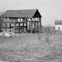 K-69-11-21 Remains of frame barn on north-west corner of Lake Shore Road