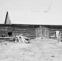 K-75-06-11 Log barn, east of Bobcaygeon, Ontario, April 1975